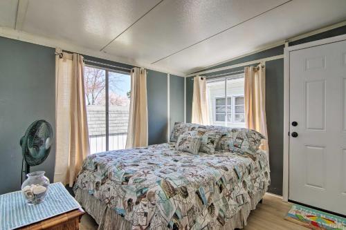Postel nebo postele na pokoji v ubytování Pool Access Dog-Friendly Ocean Pines Home