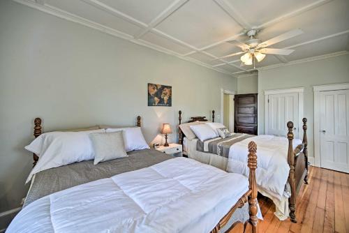Una cama o camas en una habitación de Home with Patio, 2 Blocks to St Lawrence River