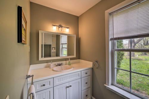 un bagno con un lavandino, uno specchio e una finestra di Historic Virginia Wine Country Villa with Pool, Yard a Hume