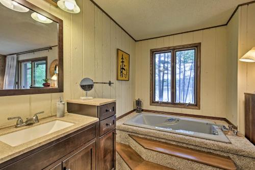 Ένα μπάνιο στο Arbor Vitae Home with Game Room - Snowmobiles Welcome