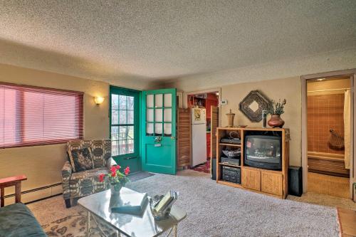 Colorful Bungalow By Pikes Peak and Garden of the Gods