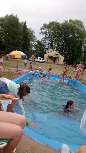 un grupo de personas en una piscina en Finca La Casa Amarilla en San Rafael