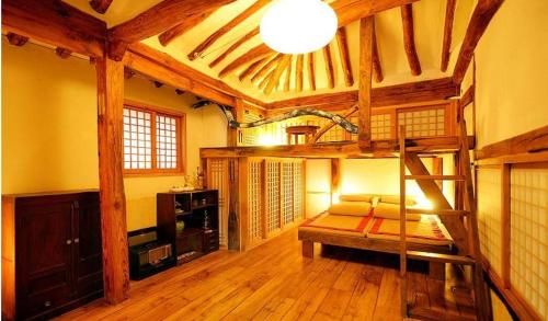 מיטה או מיטות קומותיים בחדר ב-Hanok Story Guesthouse