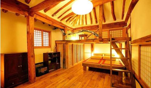 Bunk bed o mga bunk bed sa kuwarto sa Hanok Story Guesthouse