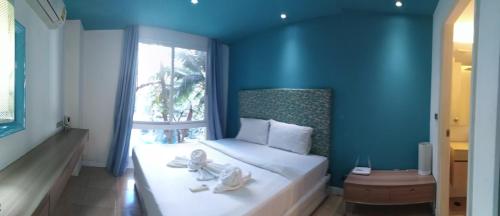 une chambre avec un lit avec des serviettes dessus dans l'établissement Atlantis Condo Resort By Somphong, à Jomtien Beach
