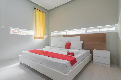 Tempat tidur dalam kamar di RedDoorz Resort Syariah near D'Castello Ciater Subang