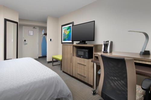 Μια τηλεόραση ή/και κέντρο ψυχαγωγίας στο Holiday Inn Express & Suites Annapolis by IHG