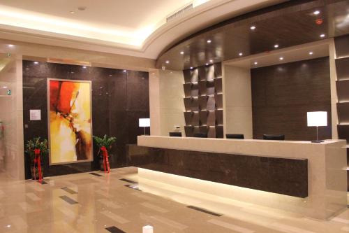 The lobby or reception area at Holiday Inn Express Weihai Hi-Tech Zone, an IHG Hotel