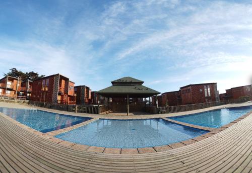 A piscina localizada em Hermosa casa en Pichilemu, en condominio con salida al mar ou nos arredores