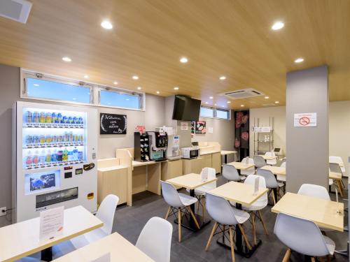 大阪市にあるTabist ホテルアシアート 難波の食堂の教室