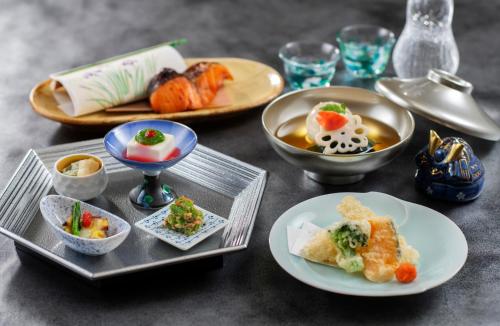 ホテルの敷地内または近くでの食事または食べ物