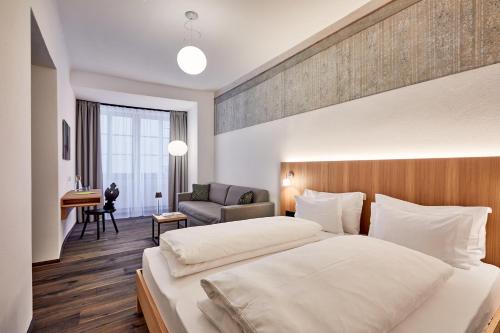 um quarto de hotel com duas camas e uma secretária em Hotel Walther v.d. Vogelweide Superior em Chiusa