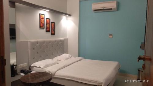 Postel nebo postele na pokoji v ubytování Hotel Prabhat