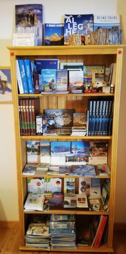 a book shelf filled with lots of books at Tabià Fregona in Fregona