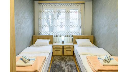 Un pat sau paturi într-o cameră la Vujisić Apartment in the City Center