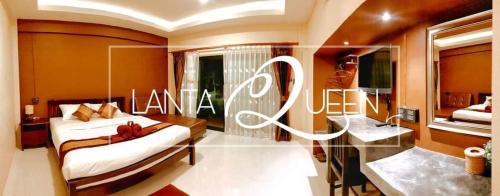 1 dormitorio con 1 cama y escritorio en una habitación en Lanta Queen Resort, en Ko Lanta