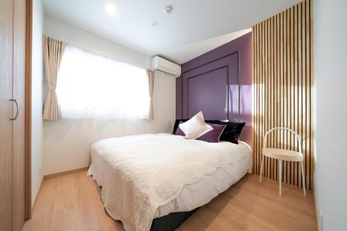 a bedroom with a large bed and a window at Villa Fuji Bon Voyage Sora in Fujikawaguchiko