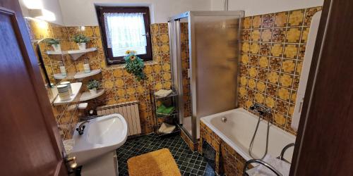 Bilik mandi di Apartment Alpenblick