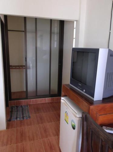 a living room with a tv on a wooden counter with a tvicterictericter at Lamai Resort in Lamai