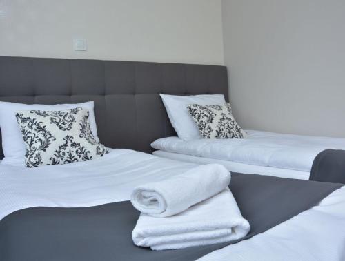 Łóżko lub łóżka w pokoju w obiekcie Hotelik 51