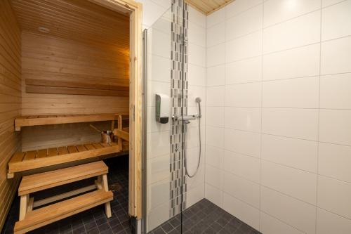 a sauna with a shower and a toilet at Sallatunturin Tuvat in Salla