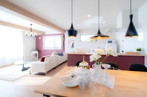 a living room with a table with vases on it at Villa Fuji Bon Voyage Sora in Fujikawaguchiko
