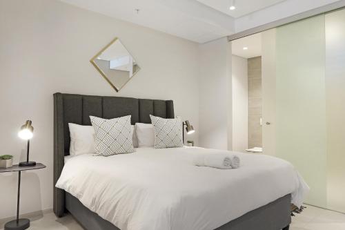 A bed or beds in a room at 117 on Strand Apartments