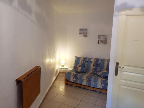 ein kleines Schlafzimmer mit einem Bett in einem Zimmer in der Unterkunft Cueva in Arles