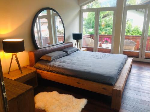 sypialnia z łóżkiem i dużym oknem w obiekcie Alpine Escape Holiday Home with Mountain View w Garmisch Partenkirchen