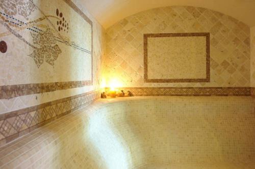 A bathroom at Generaator House