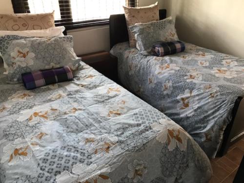 dos camas sentadas una al lado de la otra en un dormitorio en La Casona Cucaita. Sede Campestre, en Cucaita
