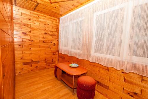 a small room with a stool and a window at Smerekova Hata in Yablunytsya