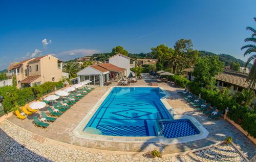 ein Bild eines Pools in einem Resort in der Unterkunft Takis Apartments in Sidari