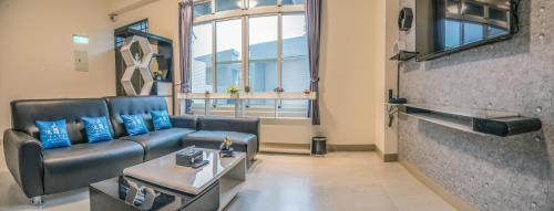 ein Wohnzimmer mit Couch und Tisch in der Unterkunft Follow Me Travel Homestay in Ruisui