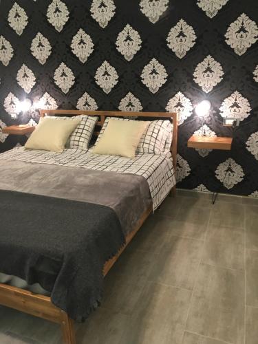 sypialnia z łóżkiem z czarno-białą ścianą w obiekcie Dost w mieście Palermo