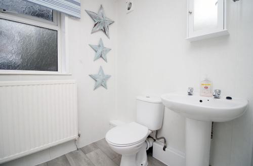 Bathroom sa Stay in the Heart of Swansea- TV in Every Bedroom!