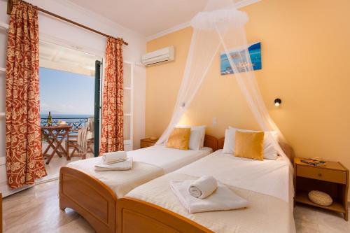 ニサキオンにあるVilla Nestorasのベッドルーム1室(ベッド2台付)が備わるアパートメントで、海の景色を望めます。