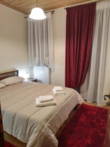 Una cama o camas en una habitación de Tzelati Vytinas