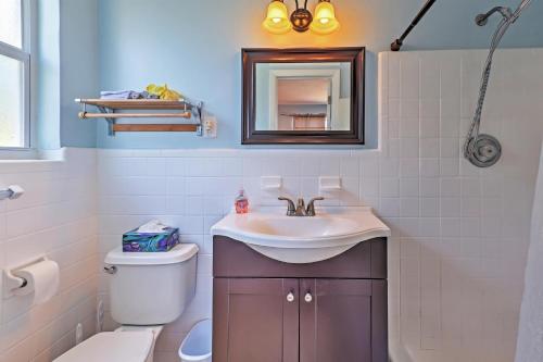 Ένα μπάνιο στο Dog-Friendly Ormond Beach Bungalow with Patio!