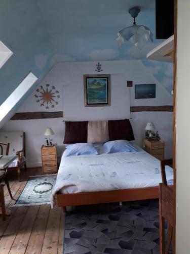 サン・ヴァレリー・シュル・ソンムにあるLa Sirèneの青い天井のベッドルーム1室(ベッド1台付)