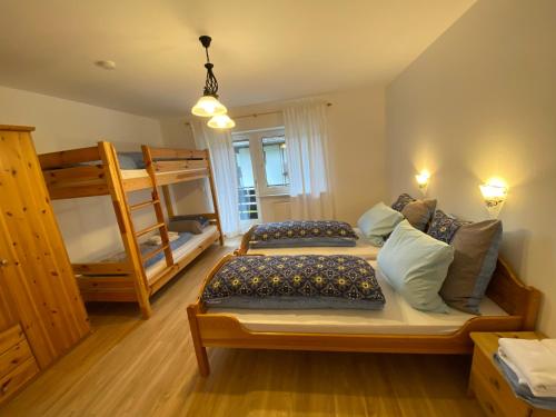 Ένα ή περισσότερα κρεβάτια σε δωμάτιο στο Ferienhaus Frei 1 Hinterzarten