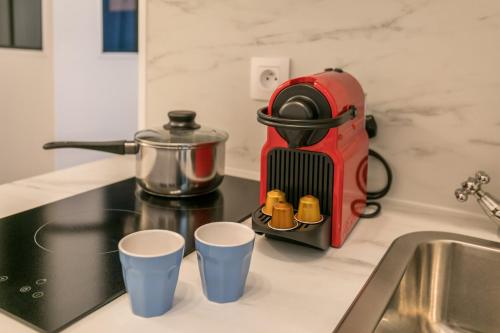 Un grille-pain est installé sur un comptoir de cuisine à côté d'un évier. dans l'établissement WS Marais - République, à Paris