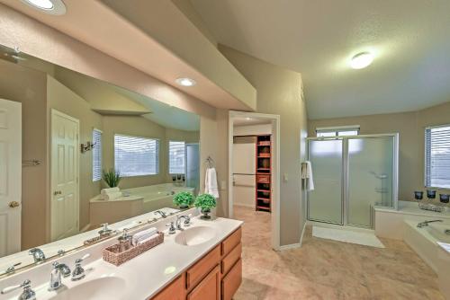 baño grande con 2 lavabos y ducha en Hot Tub and Pool Stunning Goodyear Home Near Lakes, en Liberty