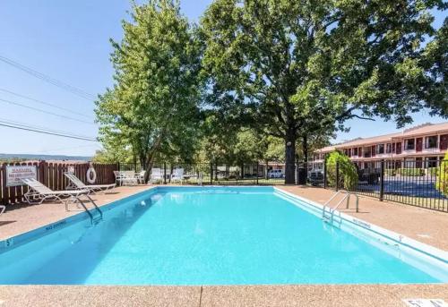 Piscina a The Parkwood Inn & Suites o a prop