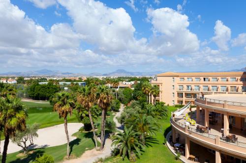 Vista de la piscina de Hotel Alicante Golf o d'una piscina que hi ha a prop