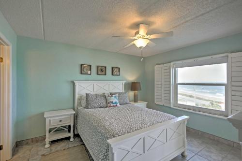 オーモンド・ビーチにあるOceanfront Ormond Beach Condo with Pool Access!のベッドと天井扇風機のある寝室