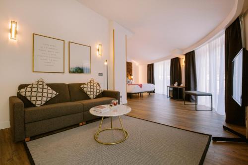  Yomo Centric -  Room  picture :   Minibar    Shower    Bath                           