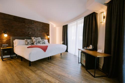  Yomo Centric -  Room  picture :   Minibar    Shower    Bath                           