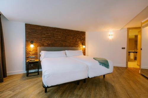  Yomo Centric -  Room  picture :   Minibar    Shower    Bath                           