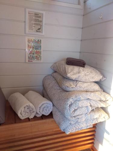 a pile of towels sitting on top of a room at Saunaboat Haikara in Jorvas